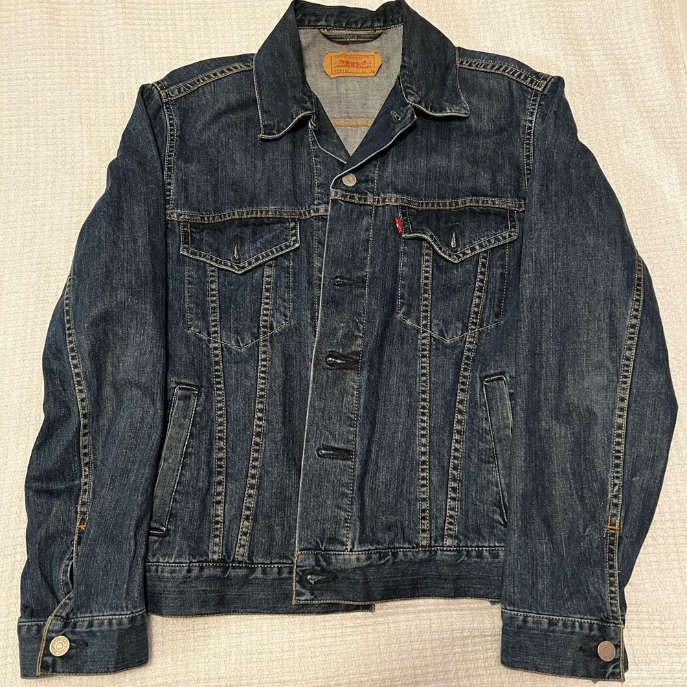 Levi’s blue denim trucker jacket - sz medium